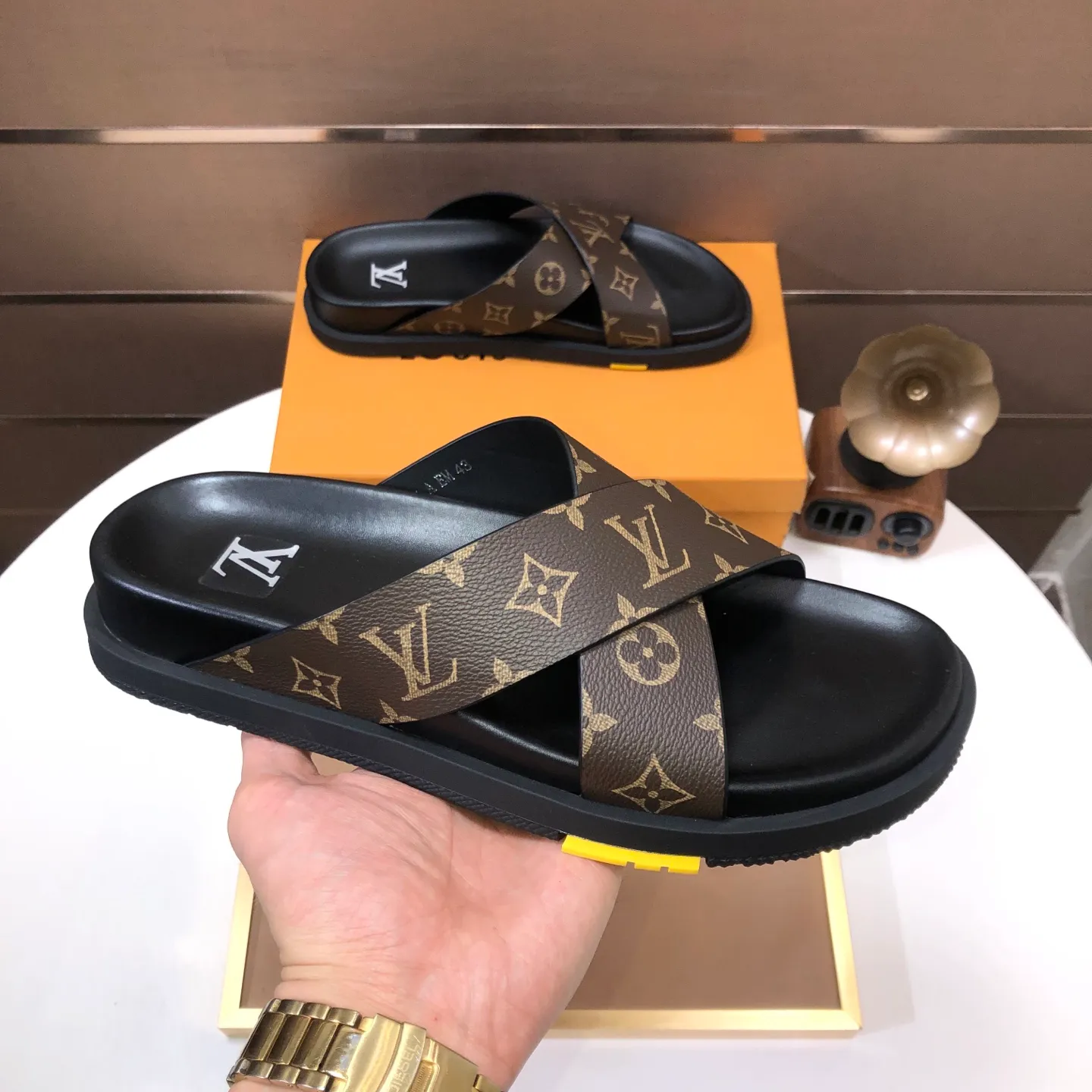 Men's shoes 💰400💰 [Louis Vuitton LV slippers] (high-end cowhide) counter 1:1 fashion style, a must-have for summer! The designer used LV’s iconic outsole. The original simple slippers instantly become fashionable! The upper is made of flexible special cowhide leather straps alternately, and the workmanship is exquisite! A must-have for stylish men in summer, size 38-45 (45 customized)